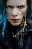 Frau mit blauen Haaren und Goldfarbe