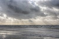 Des rayons de soleil entre les cieux nuageux, Egmond