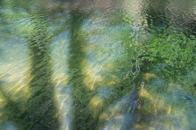 Lichten en schaduwen van het wateroppervlak 1 van Adriana Müller