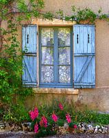 Wicked Window (porte-fenêtre avec volets bleus)