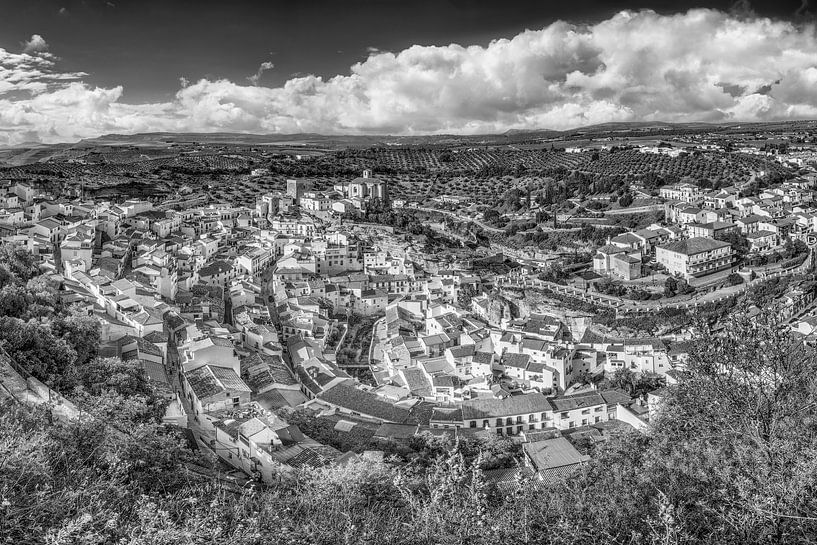Village de montagne blanc en noir et blanc de Setinal de las Bodegas en Andalousie par Manfred Voss, Photographie Noir et Blanc