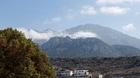 Montagnes avec nuages sur Karpathos Grèce