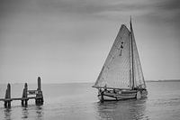 Platbodem (Tjalk) op het Haringvliet zwart wit