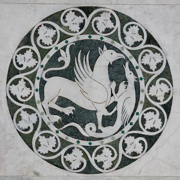 Relief des Greifs in der Kathedrale von St. Martin in Lucca, Toskana, Italien von Joost Adriaanse