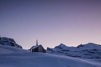 Chapelle de Frère Nicolas au crépuscule sur le Riffelberg Zermatt en hiver