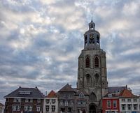 de herkenbare Peperbus van Bergen op Zoom 