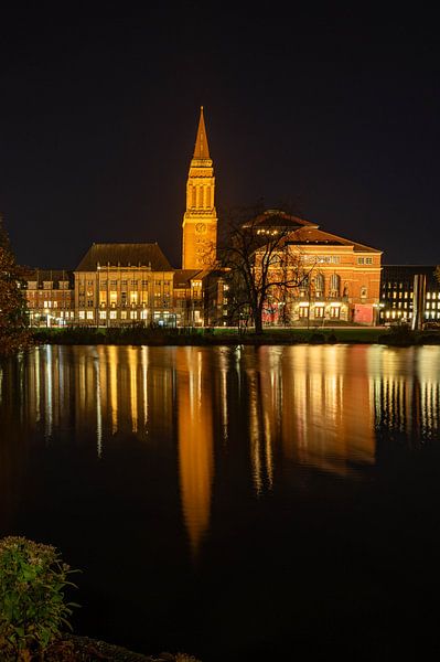 Licht im Wasser – Das Kieler Rathaus bei Nacht von Karsten Rahn