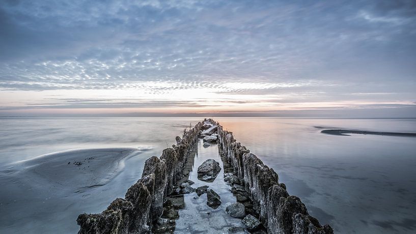 Blick auf einen Wellenbrecher bei Hindeloopen von Bert Nijholt