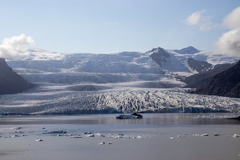 Glacier Fjallsárlón in Iceland with ice chunks in the water | Travel photography by Kelsey van den Bosch