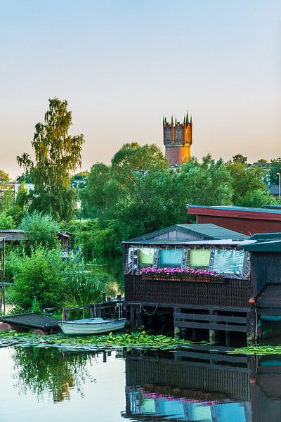 Blick über die Warnow auf den Wasserturm in der Hansestadt Rost von Rico Ködder