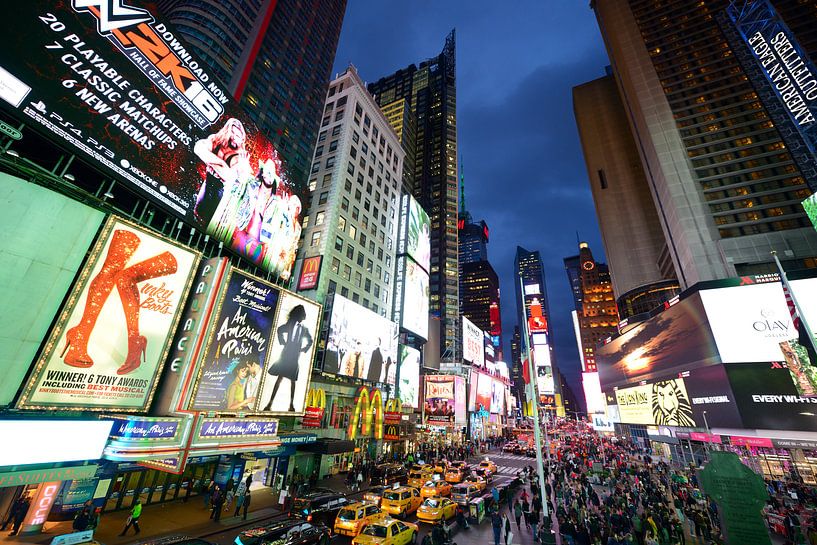 Times Square in New York in de avond van Merijn van der Vliet