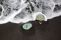 Galets bleu-vert sur une plage de lave noire sur l'île de Sumbawa