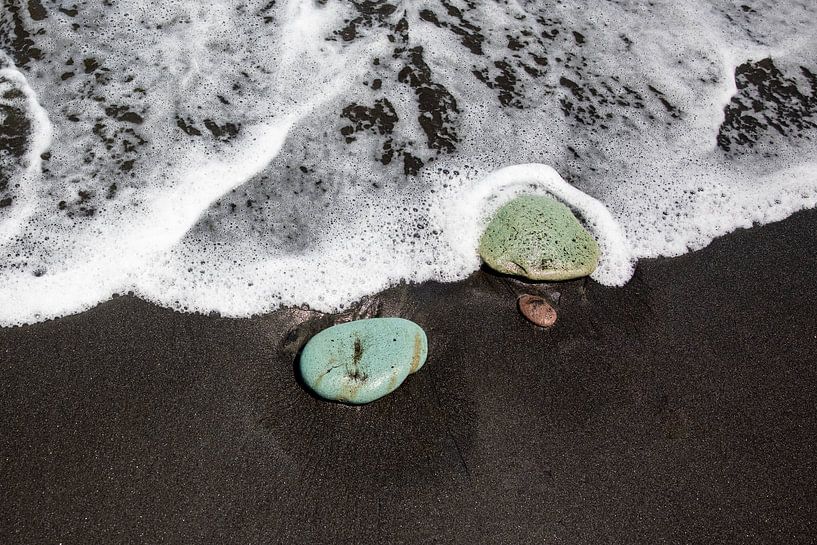 Galets bleu-vert sur une plage de lave noire sur l'île de Sumbawa par De wereld door de ogen van Hictures