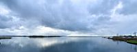 Donkere wolken boven het Lauwersmeer