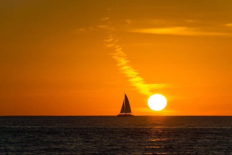 USA, Florida, Schöner Sonnenuntergang neben Katamaran Segelboot auf dem Wasser von adventure-photos