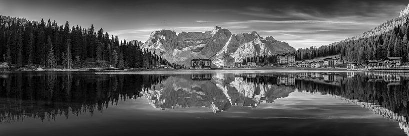 Het Misurina-meer in de Dolomieten bij de drie toppen in zwart-wit van Manfred Voss, Zwart-Wit Fotografie