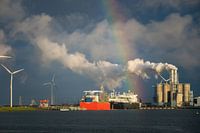 Regenbogen über dem Energieterminal Emshaven