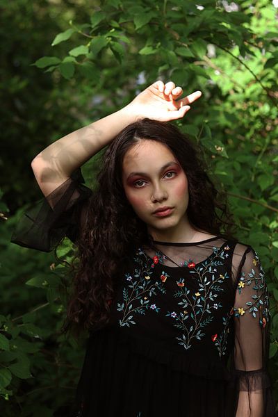 Meisje tussen het groen van Iris Kelly Kuntkes