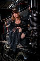 Steampunk-Mädchen auf Dampflokomotive