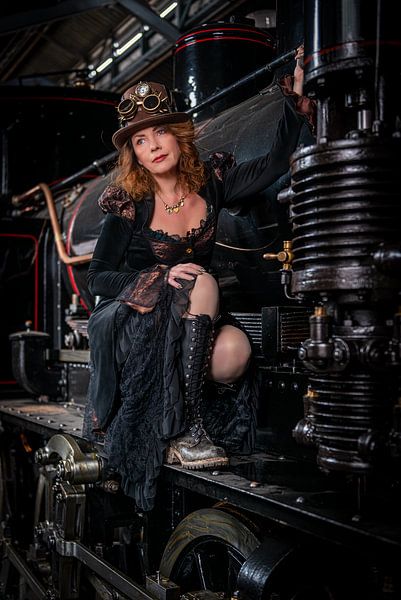Fille steampunk sur une locomotive à vapeur par Gé Klein Wolterink
