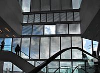 Niederländischer Himmel durch ein Fenster