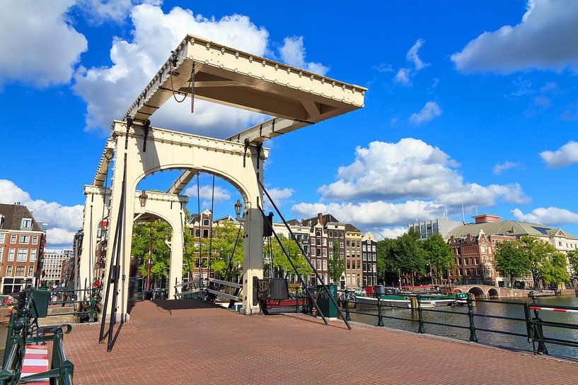 Magere brug Amsterdam met blauwe lucht par Dennis van de Water