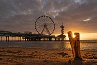 Der Strand von Scheveningen mit der Seebrücke bei Sonnenuntergang.