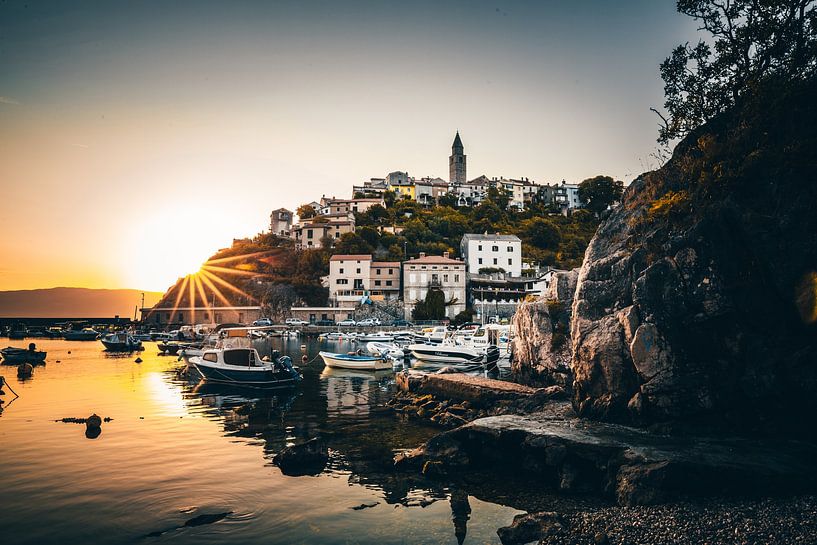 Vrbnik auf Krk ein Bergdorf in Kroatzien mit Hafen im Sonnenaufgang von Fotos by Jan Wehnert