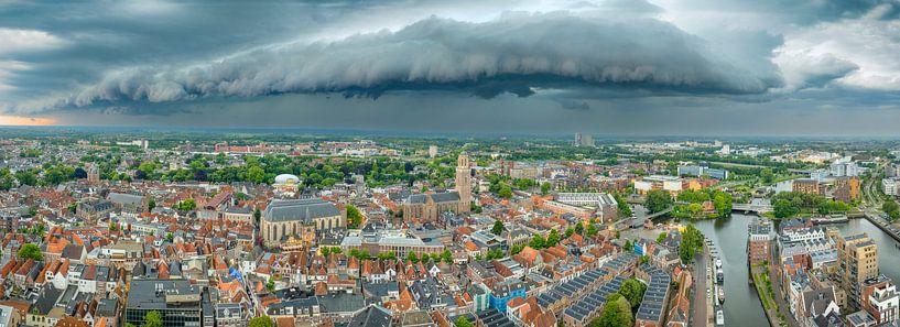 Nuages d'orage au-dessus de Zwolle lors d'un orage d'été par Sjoerd van der Wal Photographie
