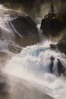 Schöner Wasserfall in Norwegen von der Sonne beleuchtet