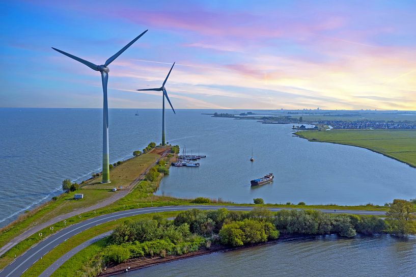 Windturbinen entlang des IJsselmeers bei Durgerdam bei Sonnenuntergang von Eye on You
