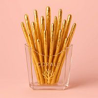 Goldene Korallenstäbchen in luxuriöser, minimaler Umgebung