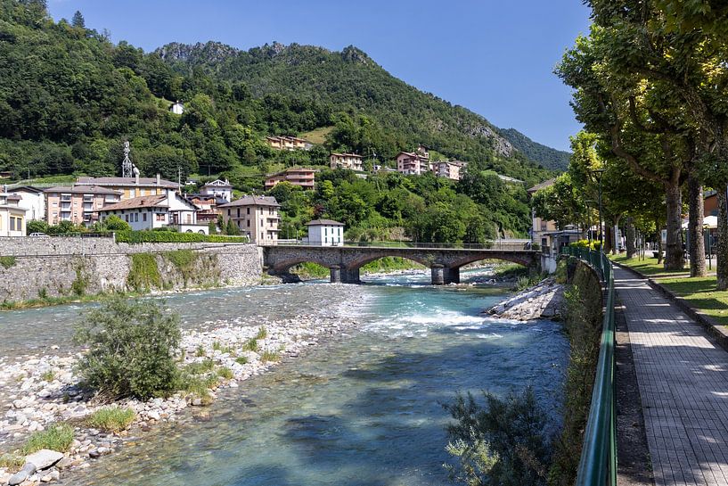 Brücke über den Fluss Brembo, San Pellegrino Terme, Italien von Imladris Images