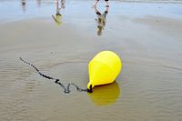 Bouée jaune sur la plage