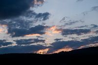 Zonsondergang over de berghelling