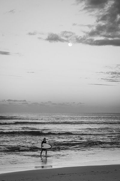Surfeur au clair de lune - noir et blanc par Ellis Peeters