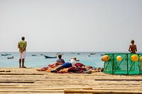 Pêcheurs sur la vieille jetée de Santa Maria, Sal, Cap-Vert