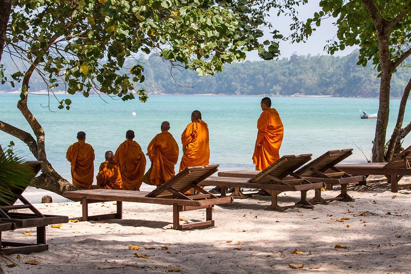 Mönche am Strand von Levent Weber