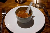 Frische vegetarische Tomatensuppe in einem Restaurant