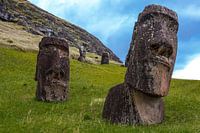 Osterinsel-Statuen (Moai) im Steinbruch von Rano Raraku auf der Osterinsel, Chile, Polynesien