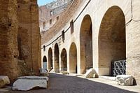 Gewölbe, Tunnel und Treppen führen zu den Sitzen