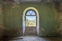 Fenêtre donnant sur les montagnes italiennes