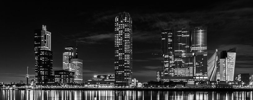 Kop van Zuid bij nacht panorama zwart wit von ABPhotography