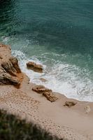 Côte vue d'en haut avec des rochers et la mer en Algarve