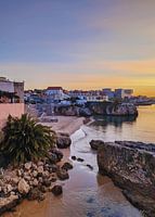 Morgen in Cascais mit rosa Sonnenaufgang über dem Atlantik