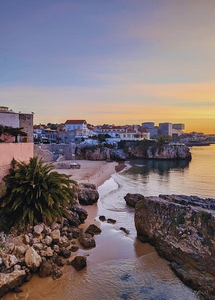Morgen in Cascais mit rosa Sonnenaufgang über dem Atlantik von Hecate Pim