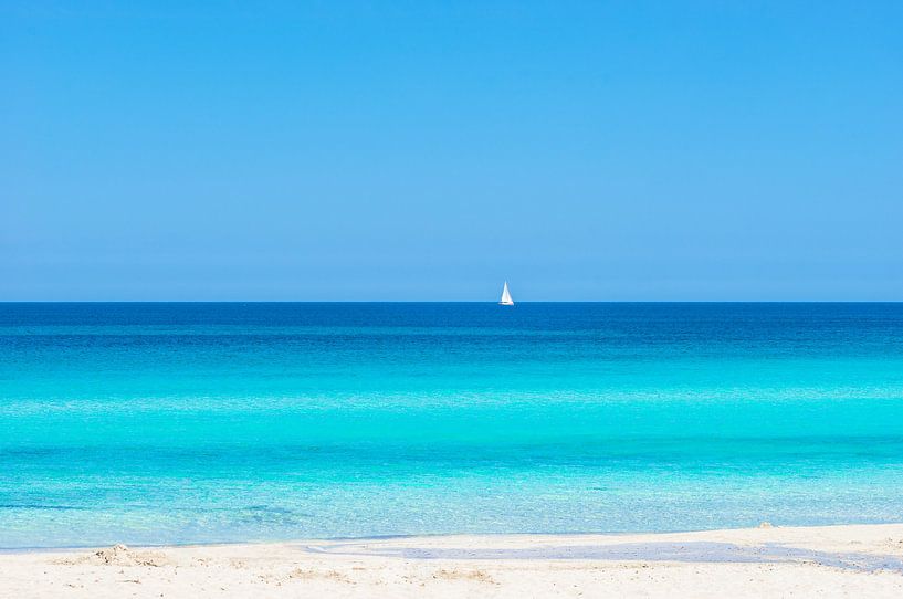 Sommer Sandstrand Hintergrund mit Segelyacht am Horizont von Alex Winter