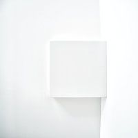 Weißes Quadrat auf einer weißen Wand