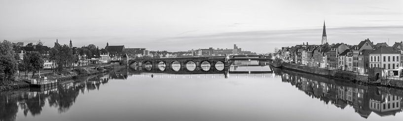 St.Servaas Brögk - St.Servaas Brücke - Maastricht bei Sonnenaufgang - SchwarzWeiß von Teun Ruijters