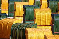 Chaises de plage vertes et jaunes
